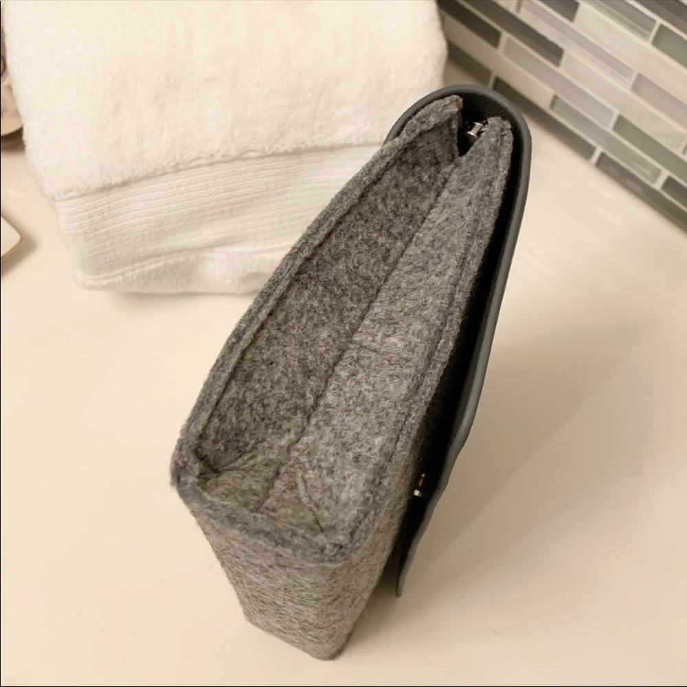 *GIFTED* La Prairie Clutch - Picture 6 of 7